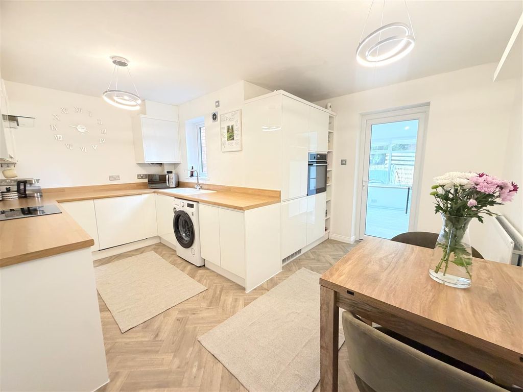 Property photo 2 of 25 Dining Kitchen