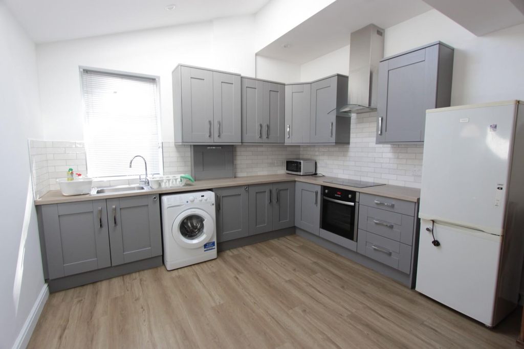 Property photo 1 of 11 Kitchen.Jpg