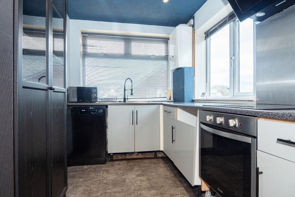 Property photo 3 of 19 Kitchen