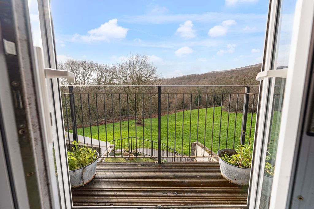 Property photo 2 of 40