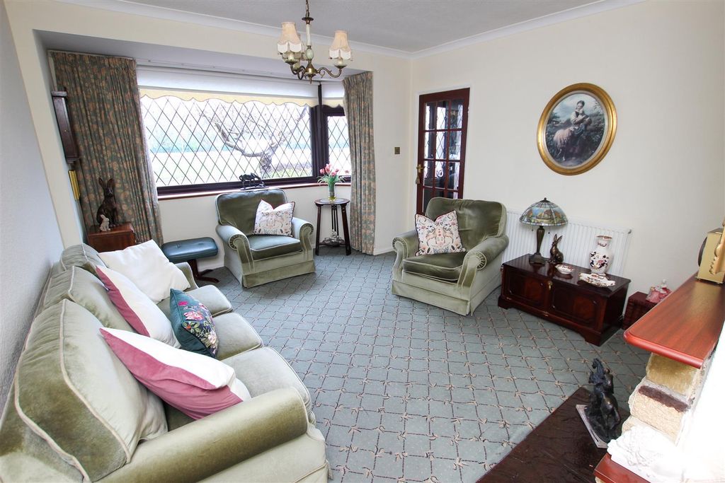 Property photo 2 of 19 Lounge