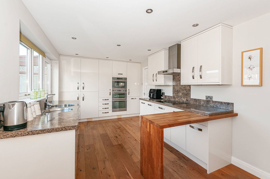 Property photo 2 of 23