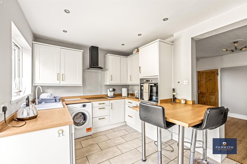 Property photo 2 of 28 Kitchen / Breakfast Room