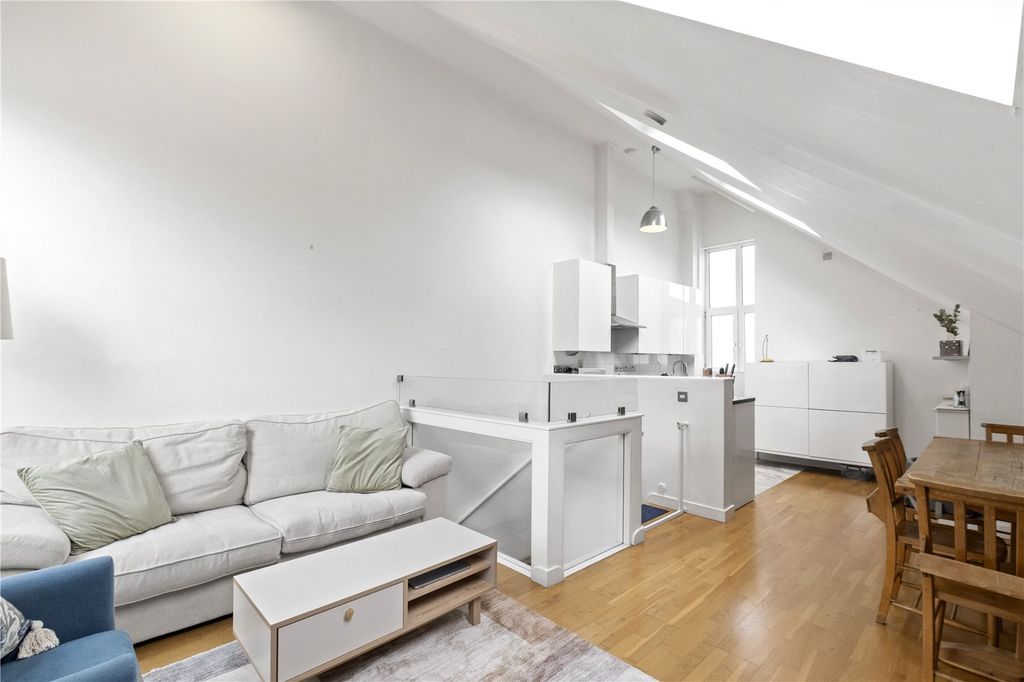 Property photo 3 of 9 Kitchen/Reception