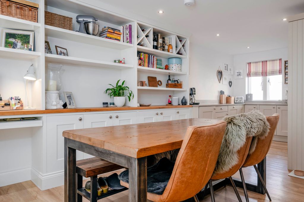 Property photo 3 of 31 Dining Area