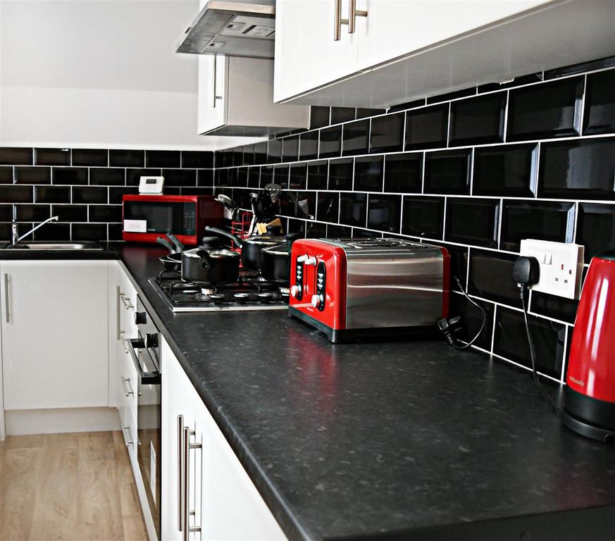 Property photo 1 of 9 Kitchen 1.Jpg