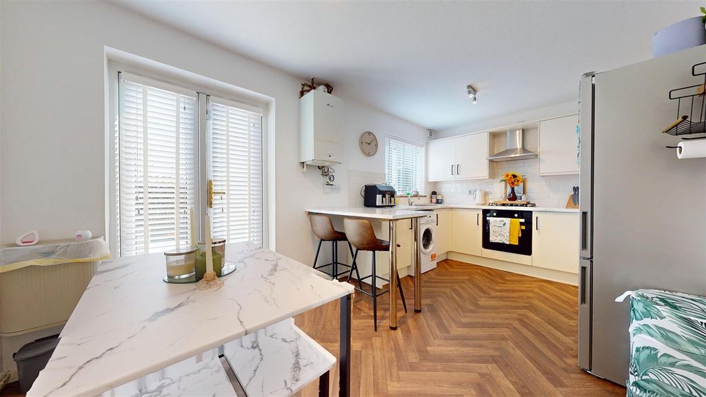 Property photo 3 of 18 Fidler Street, Kitchen/Diner
