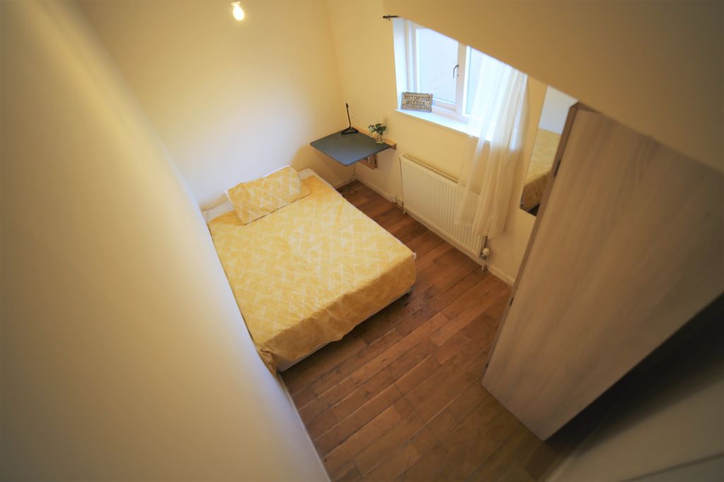 Property photo 3 of 14 Room 2- £680 Available From 21/04/2025