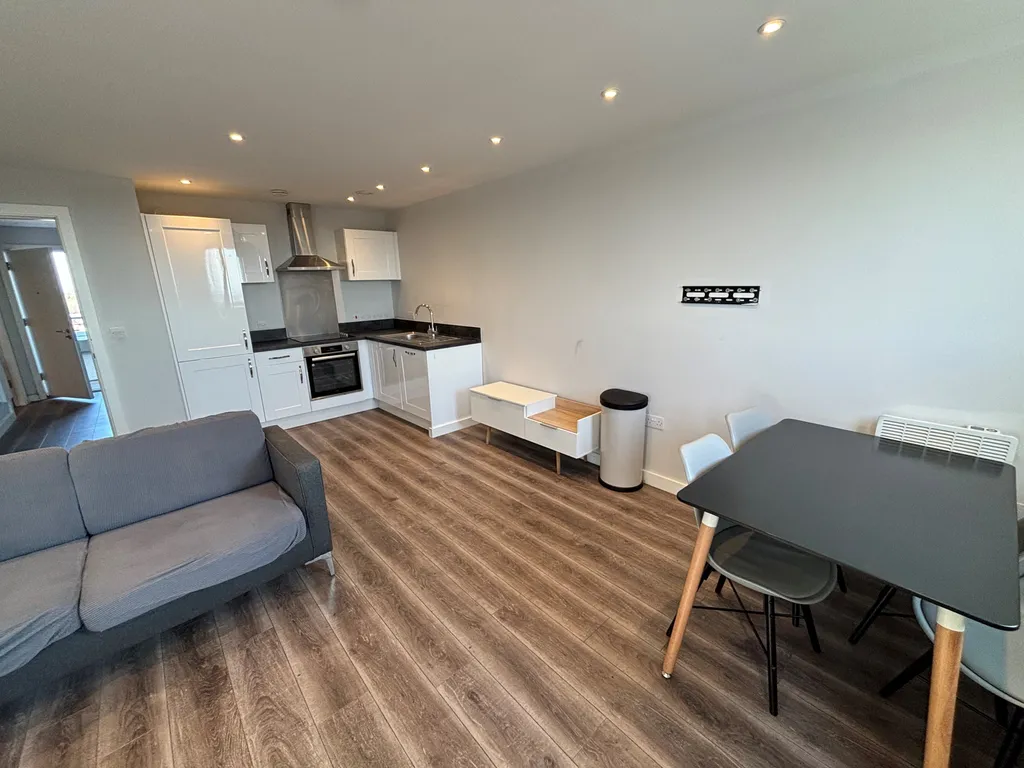 Apartment in Crosby, Waterloo - View 3