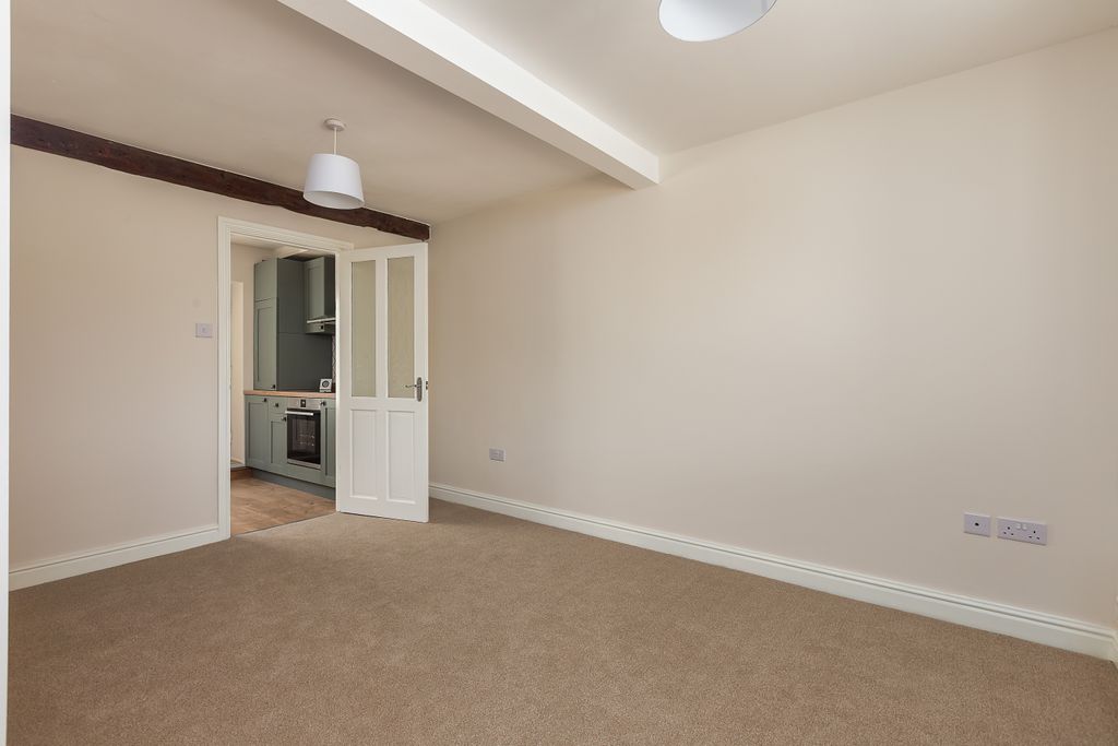 Property photo 3 of 16 Lounge 2