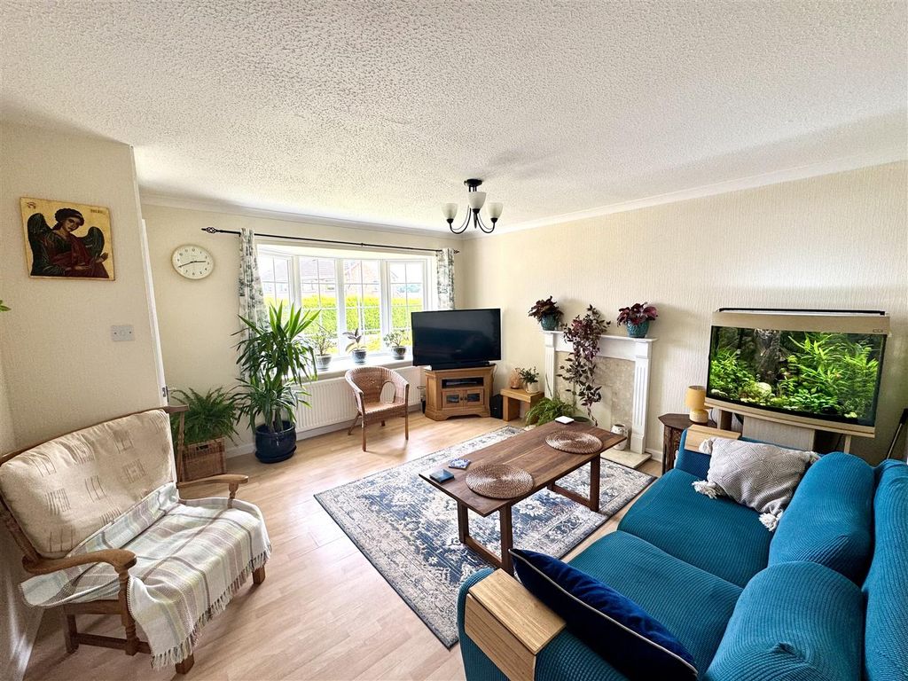 Property photo 2 of 18 Lounge