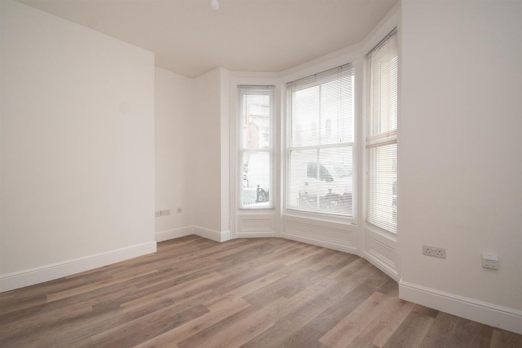 Property photo 1 of 10 Living Room