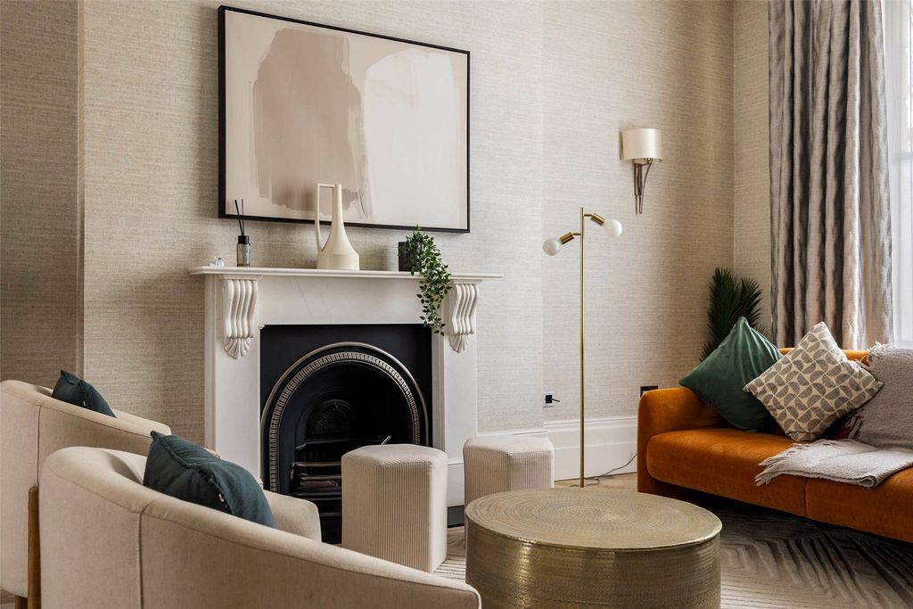 Property photo 2 of 17 Seating Area
