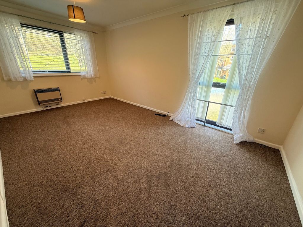 Property photo 3 of 8 Lounge