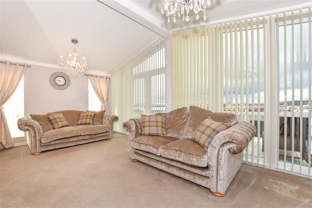 Property photo 3 of 14 Lounge