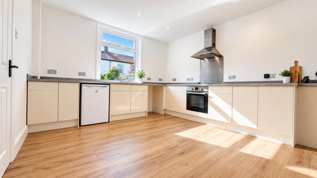 Property photo 2 of 15 F989Fb3C-2B6F-4A17-89A4-3Bb93E4Fa219.Png