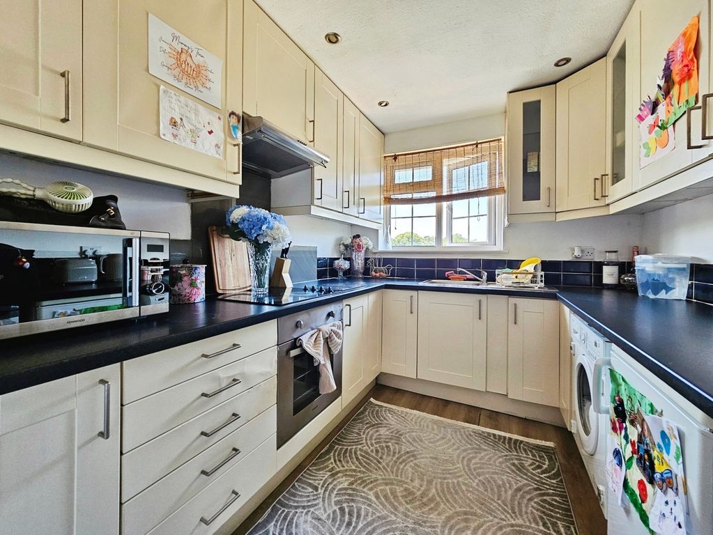 Property photo 2 of 7 Kitchen