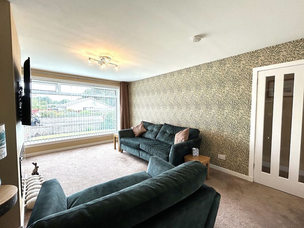 Property photo 3 of 14 Lounge Additional