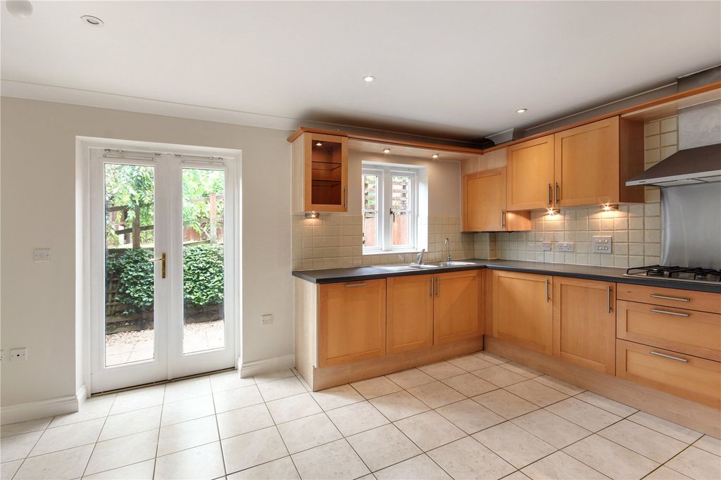 Property photo 3 of 10 Kitchen