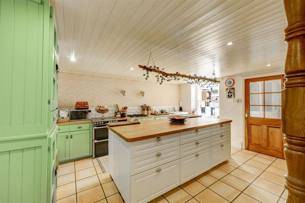 Property photo 2 of 33 50 Wordsworth St Int_13.Jpg
