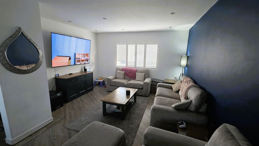 Property photo 2 of 17 Lounge