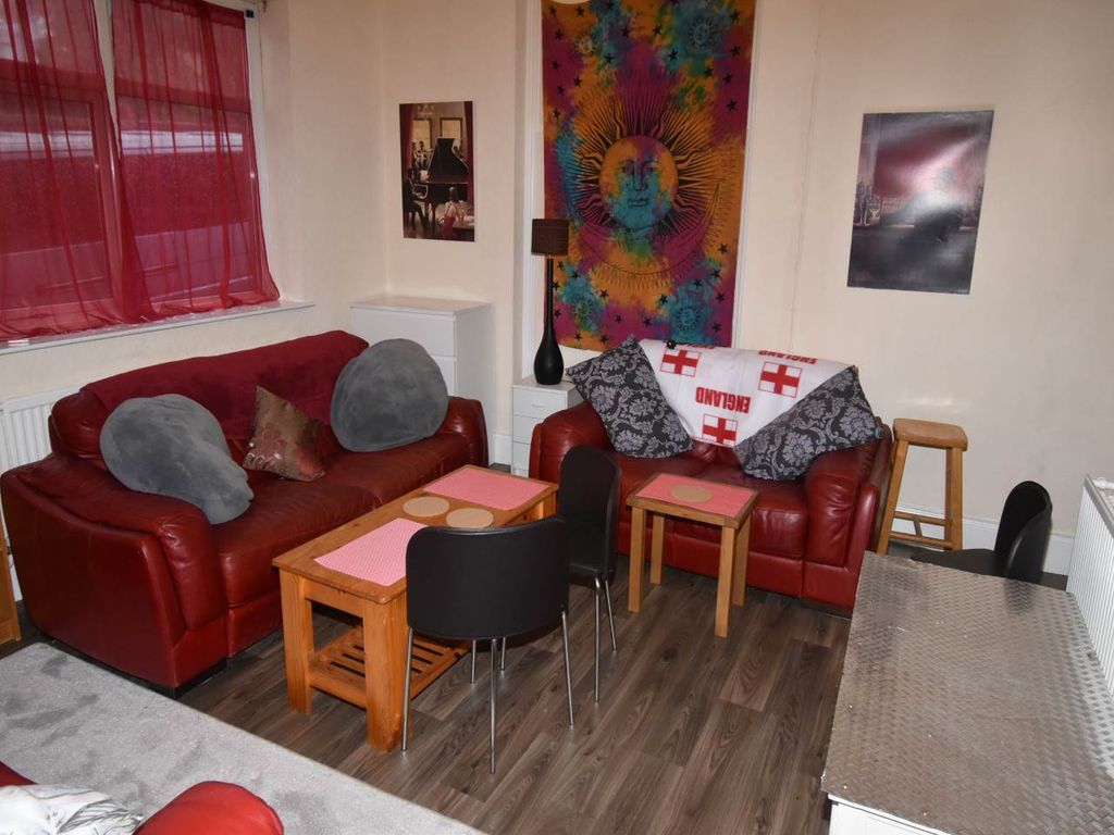 Property photo 3 of 20 Lounge 2
