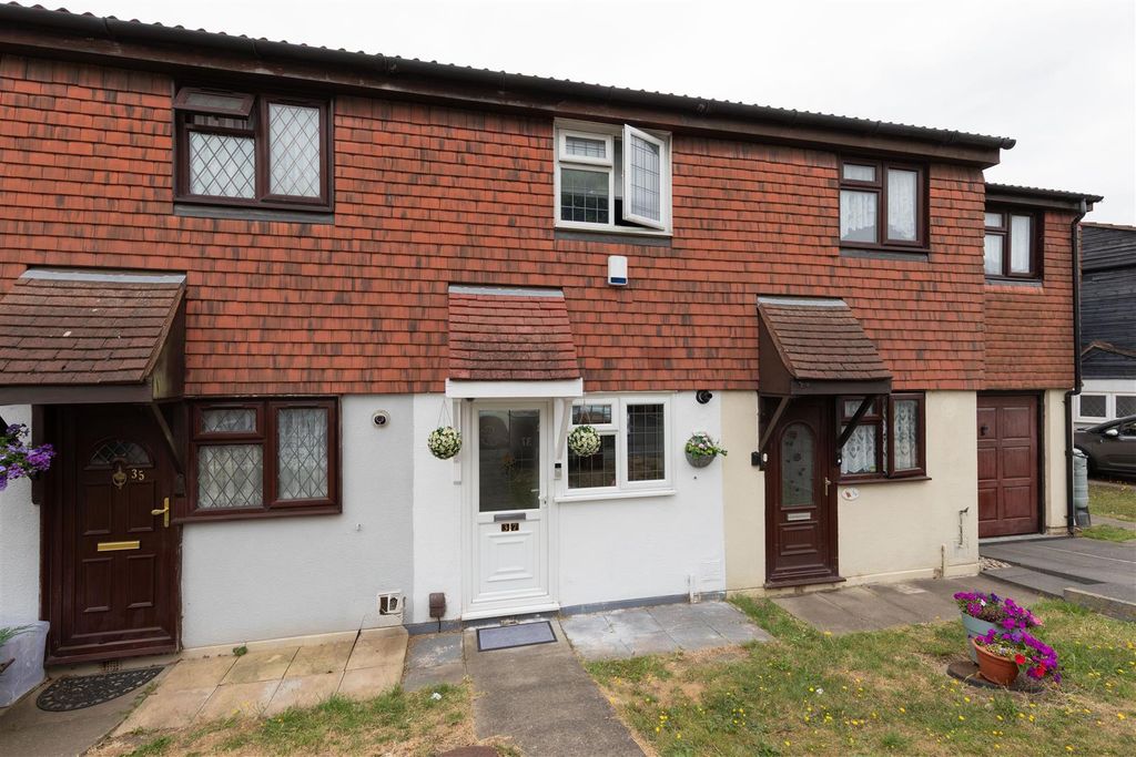 Property photo 1 of 17 Mapleton Road E4