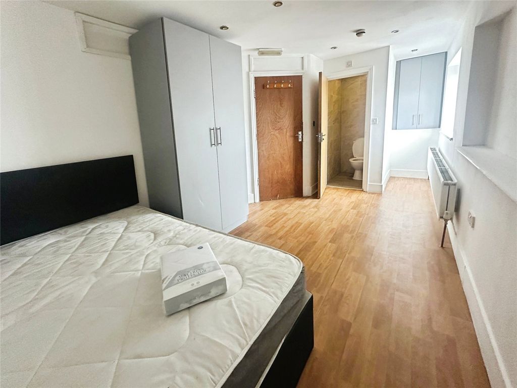 Property photo 2 of 6 Bedroom