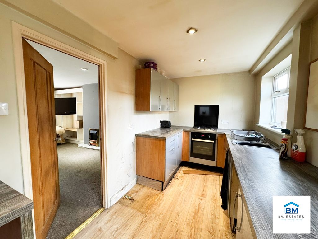 Property photo 3 of 6 Kitchen