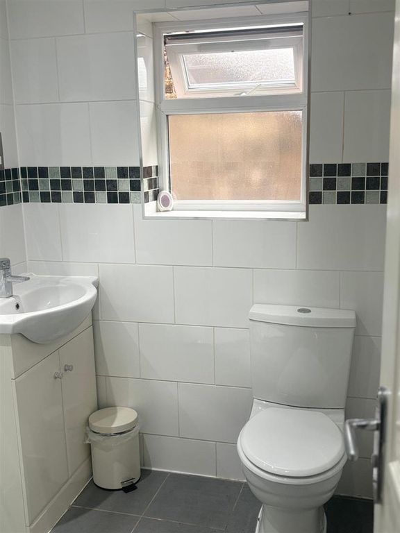 Property photo 1 of 7 Bathroom 1.Jpg