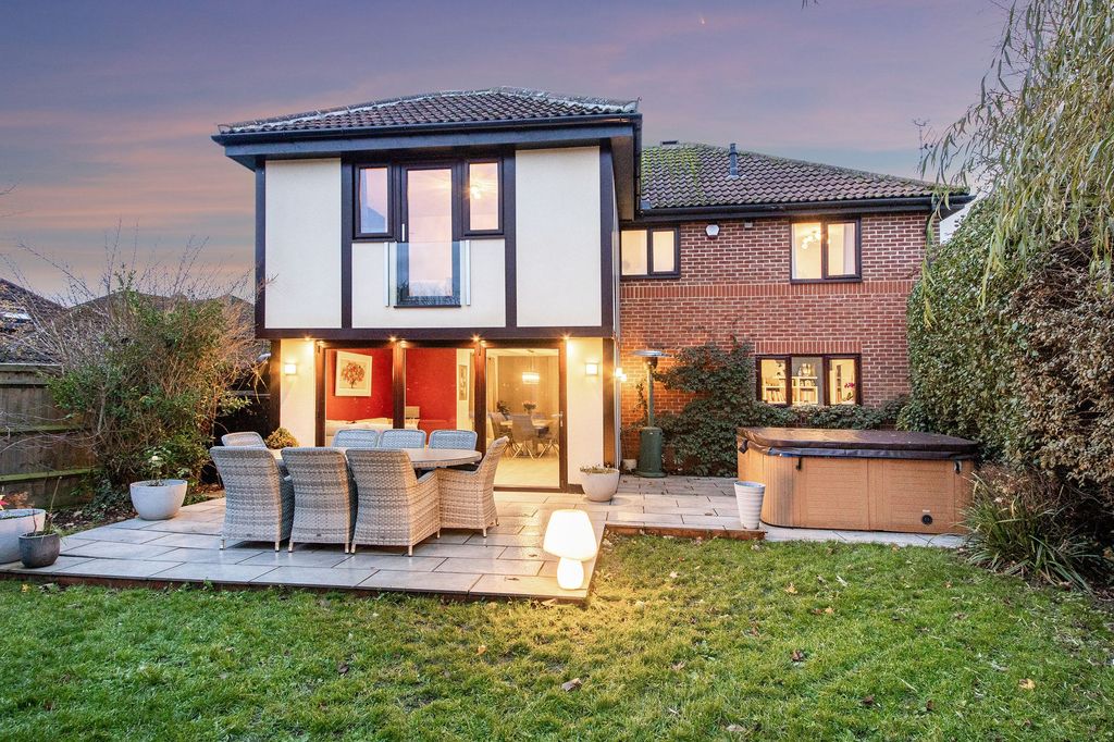 Property photo 2 of 27