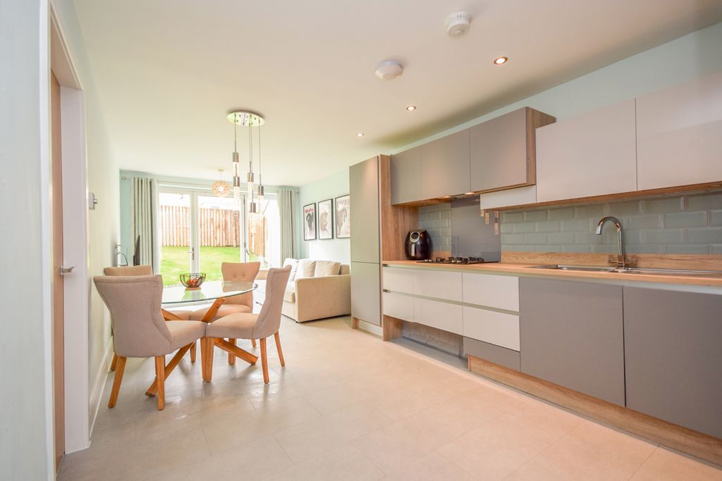 Property photo 2 of 23