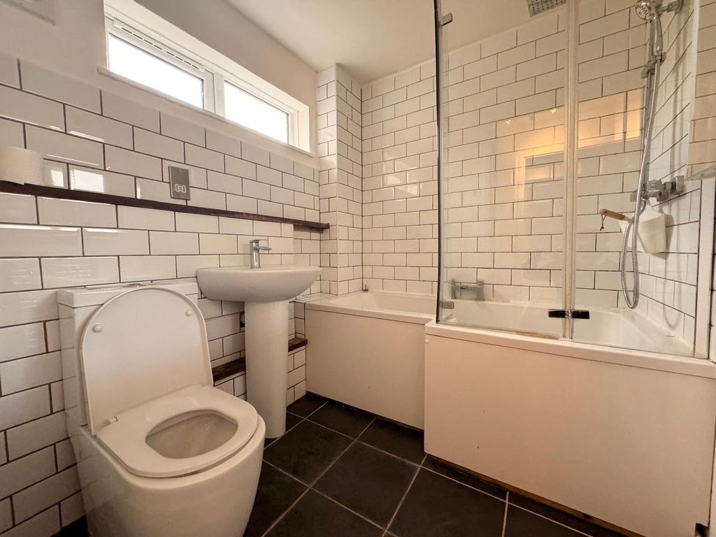 Property photo 3 of 10 Bathroom