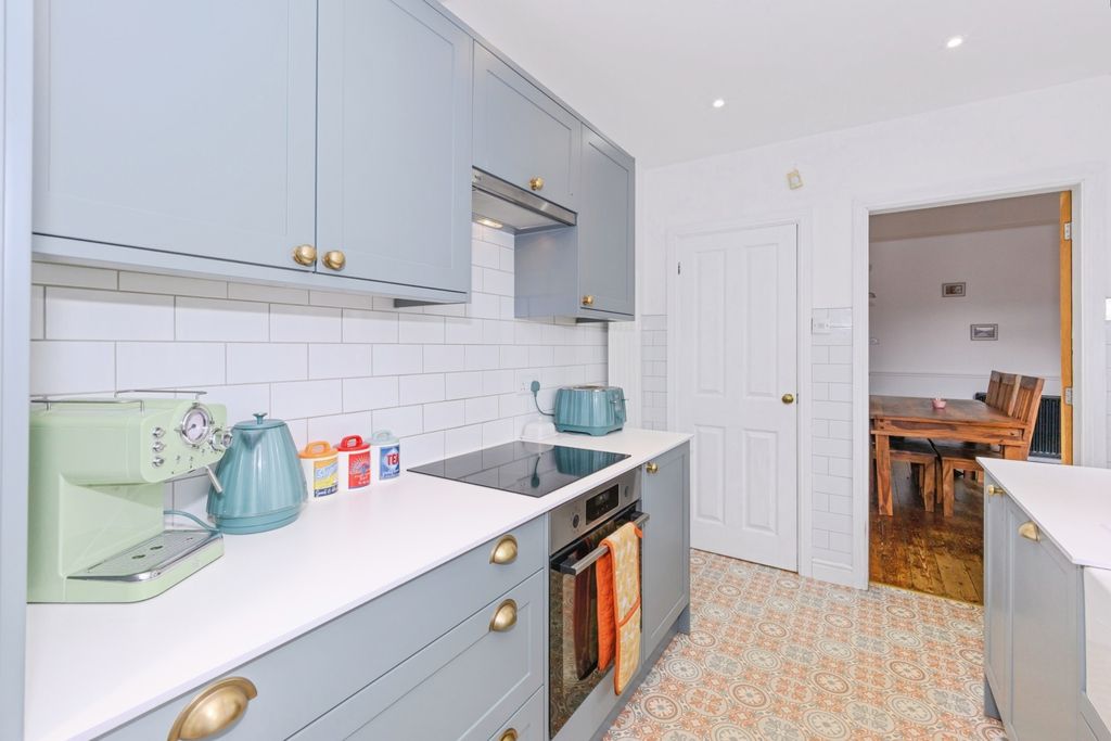 Property photo 2 of 10 Kitchen
