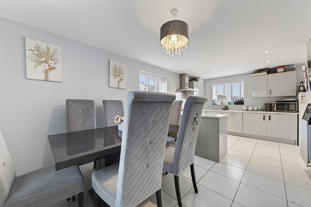 Property photo 3 of 24 31Frieslandaveweb13.Jpg