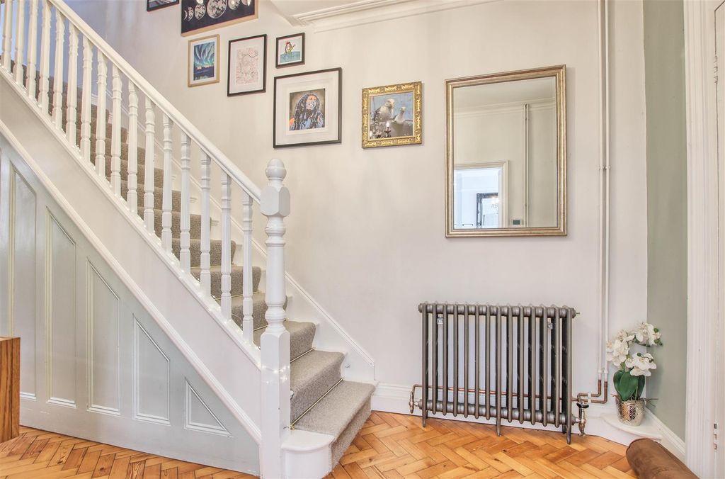 Property photo 2 of 25 Hallway.Jpg