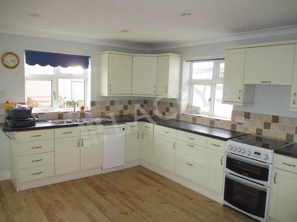 Property photo 2 of 11 Kitchen