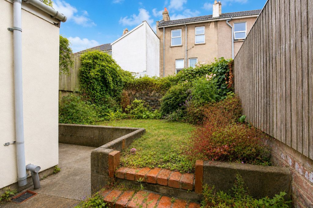 Property photo 2 of 8 Picture No. 12