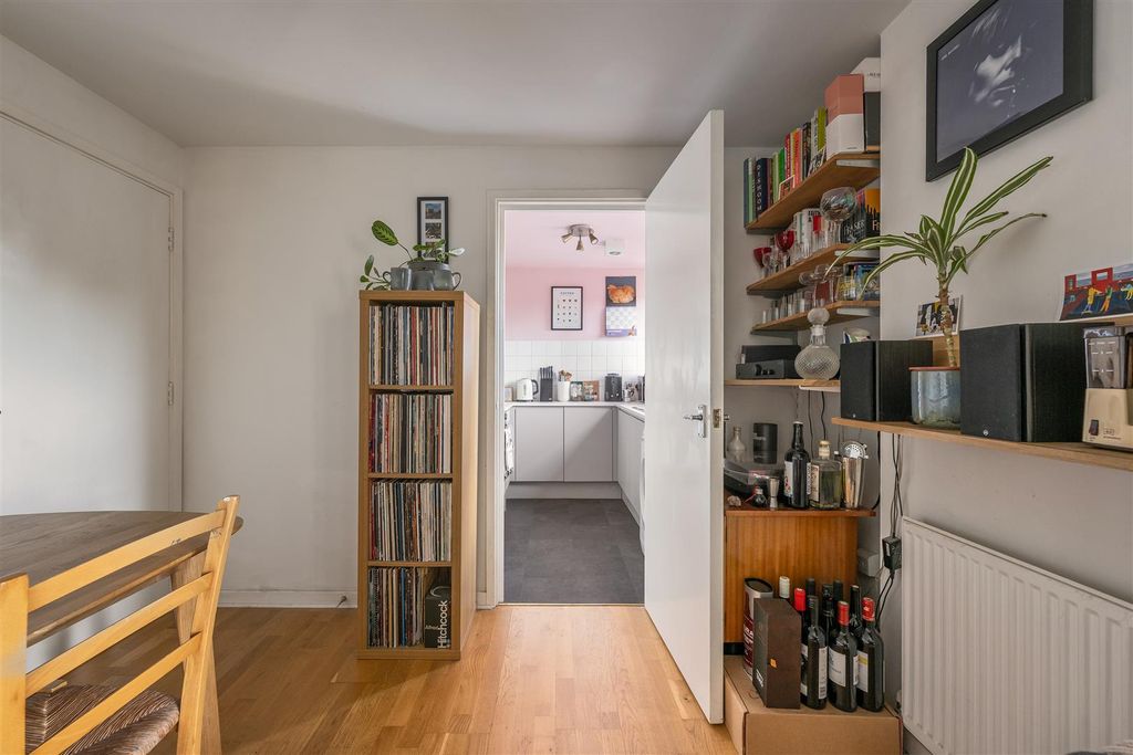 Property photo 3 of 18 Bentley House, E3