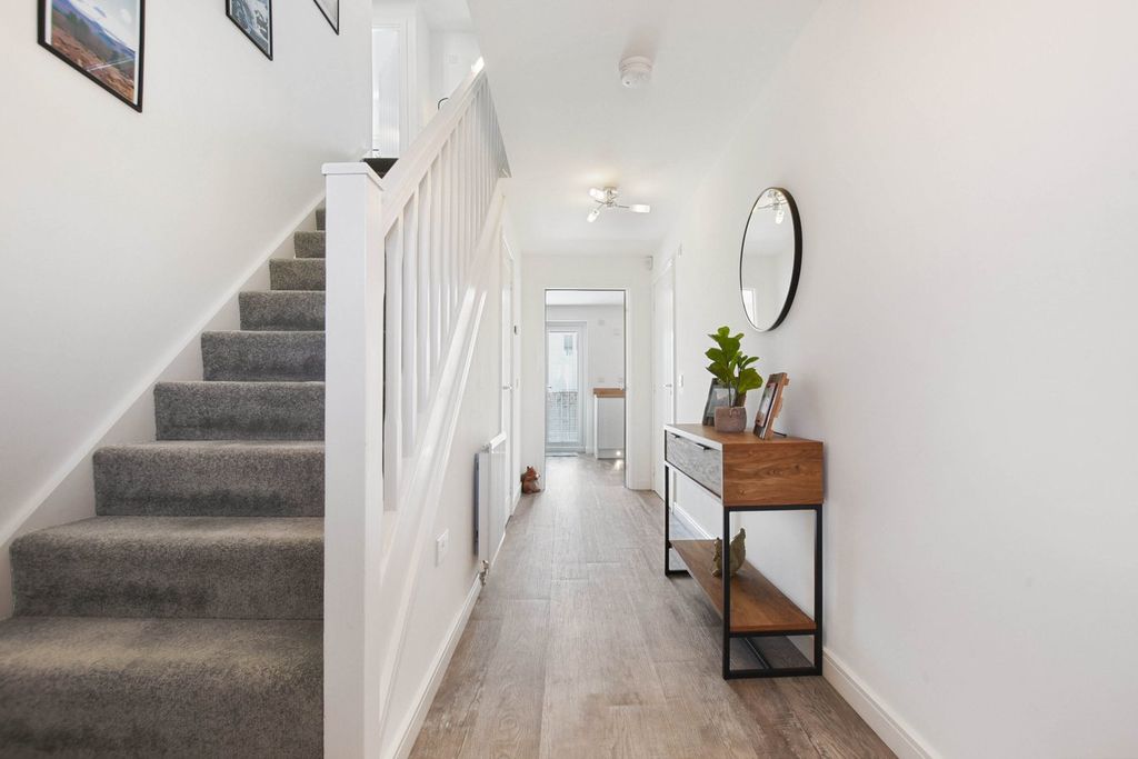 Property photo 2 of 27