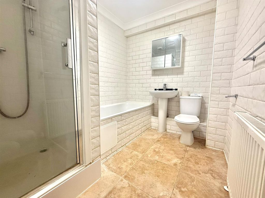 Property photo 3 of 9 Bathroom