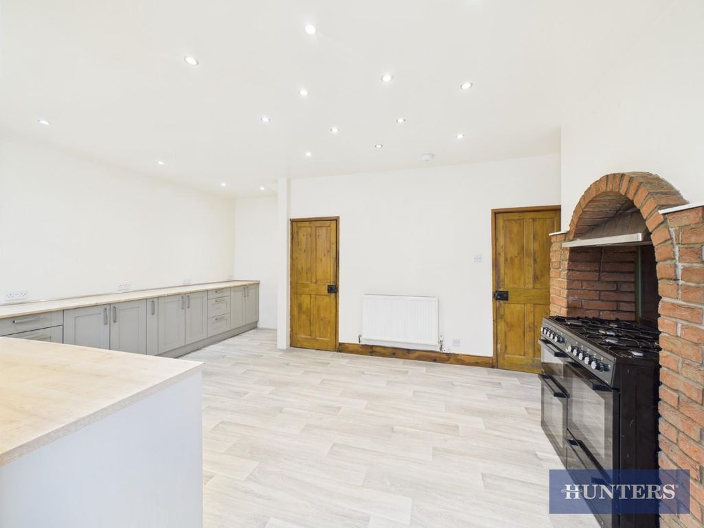 Property photo 3 of 17 Kitchen