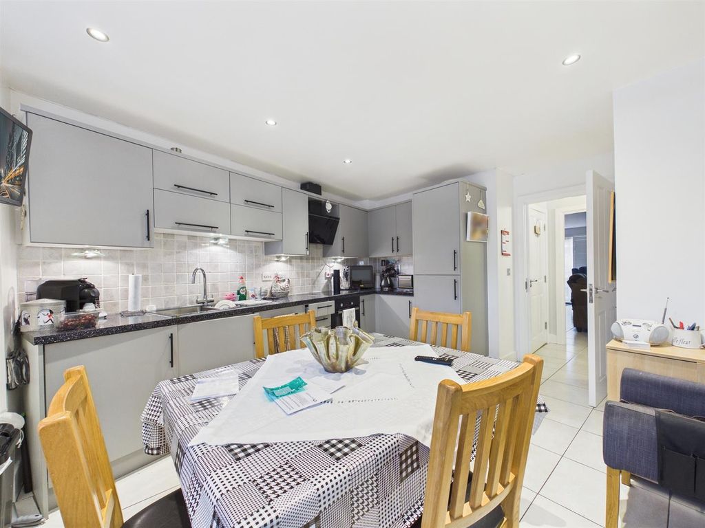 Property photo 3 of 11 Cam02435G0-Pr0149-Still005.Jpg