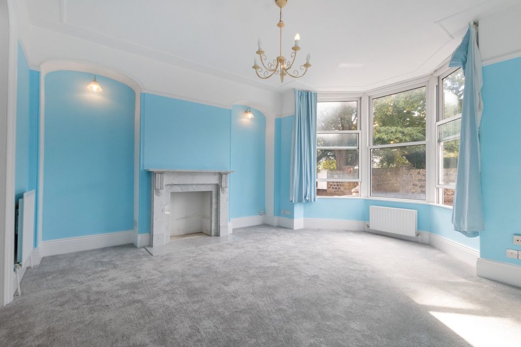 Property photo 3 of 32 Picture No. 02