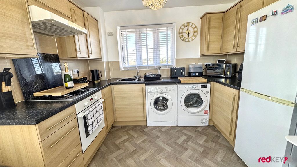 Property photo 3 of 7 Kitchen