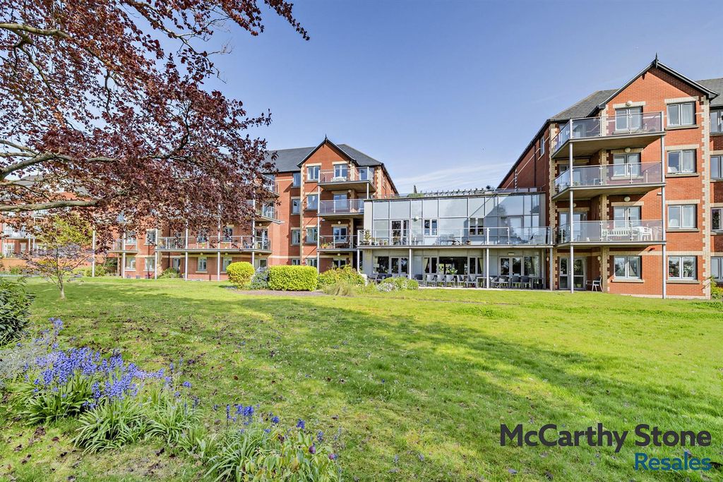 Property photo 1 of 21 Communal Gardens
