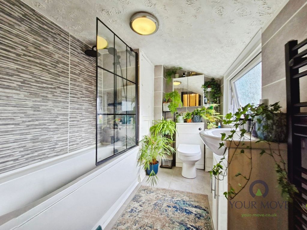 Property photo 3 of 18 Bathroom