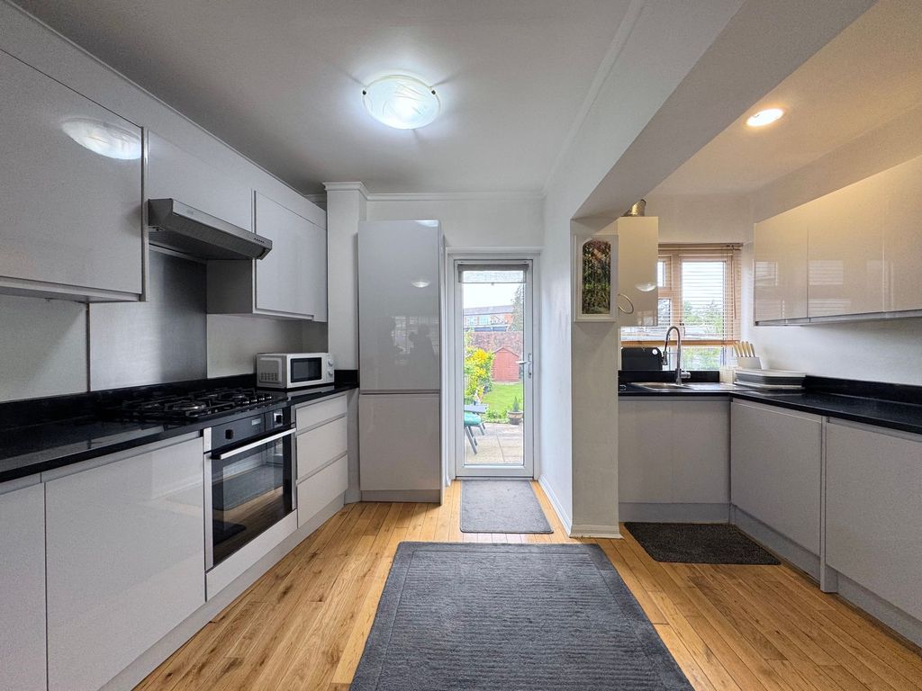 Property photo 3 of 18 Kitchen