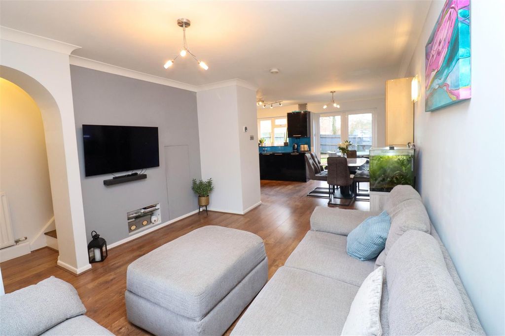 Property photo 3 of 24 Lounge