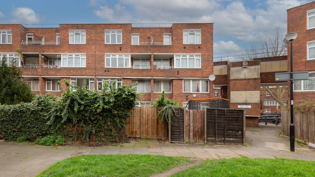 Property photo 1 of 18 23 Booth Close, Thamesmead, London, Se28 8Bw